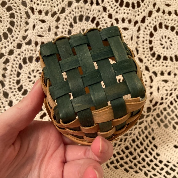 Small Checkered Pattern Basket - Picture 7 of 10